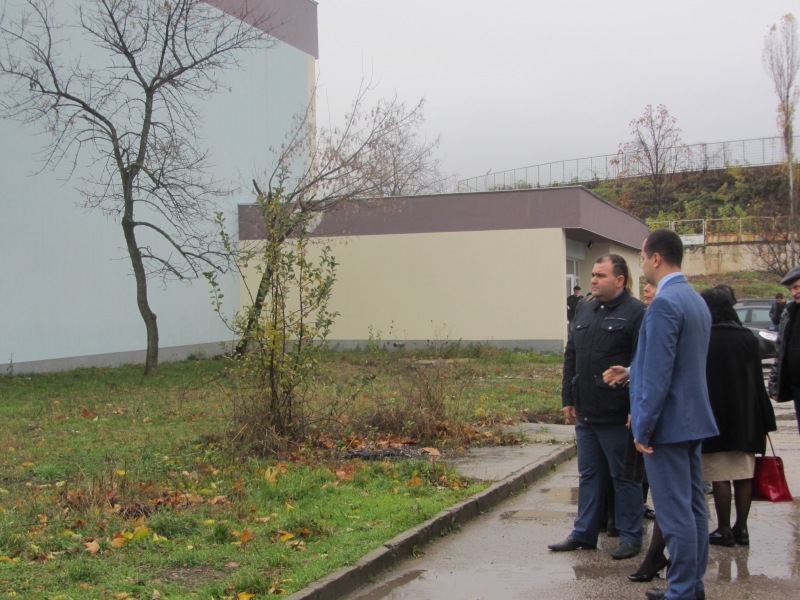ЗАМ.-МИНИСТЪР АТАНАСКА НИКОЛОВА ИНСПЕКТИРА РЕМОНТА НА ЛЕКОАТЛЕТИЧЕСКАТА ПИСТА ВЪВ ВРАЦА