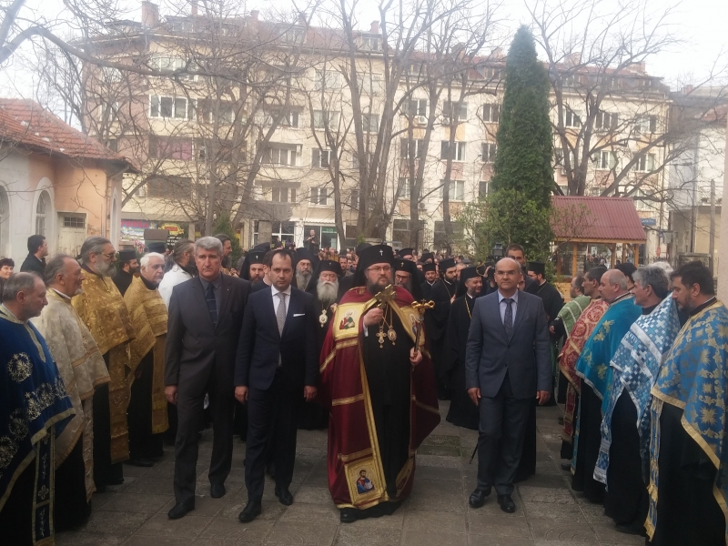 ОБЛАСТНИЯТ УПРАВИТЕЛ МОМЧИЛ МЛАДЕНОВ ПЪРВИ ПОСРЕЩНА НОВИЯ ВРАЧАНСКИ МИТРОПОЛИТ ГРИГОРИЙ