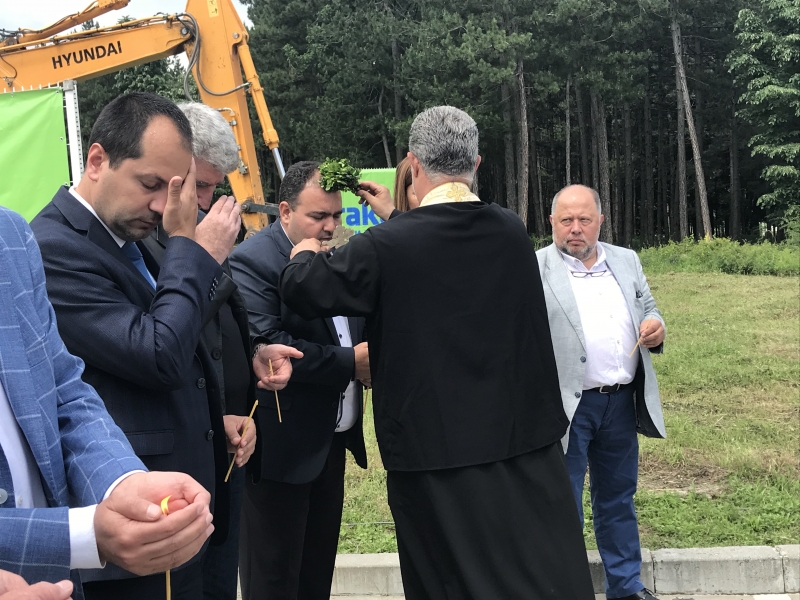 ЗАМЕСТНИК ОБЛАСТНИЯТ УПРАВИТЕЛ МИРОСЛАВ КОМИТСКИ ПРИСЪСТВА НА ЦЕРЕМОНИЯТА „ПЪРВА КОПКА“ И СТАРТЪТ НА ИЗГРАЖДАНЕТО НА ХИПЕРМАКЕТ „ПРАКТИКЕР“ ВЪВ ВРАЦА