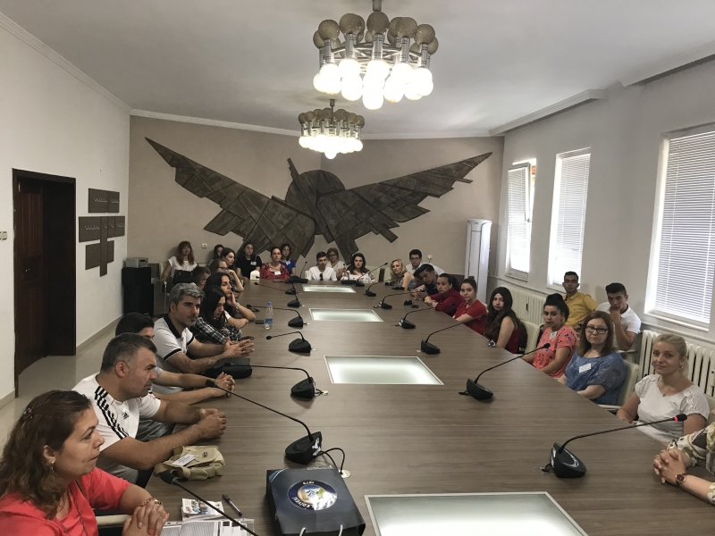 ОБЛАСТНИЯТ УПРАВИТЕЛ МАЛИНА НИКОЛОВА ПРИЕ ДЕЛЕГАЦИЯ ОТ ПЕТ СТРАНИ, ПАРТНЬОРИ НА ПЕГ „ЙОАН ЕКЗАРХ“ – ВРАЦА ПО ПРОЕКТ НА ПРОГРАМА „ЕРАЗЪМ+“ 2017-2019 г.