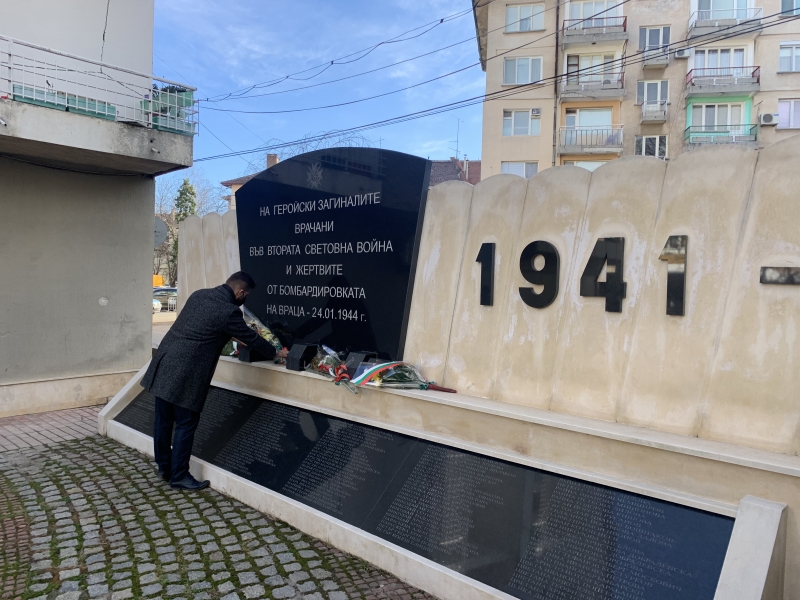 ПОЧИТ ПРЕД ПАМЕТТА НА ЗАГИНАЛИТЕ В БОМБАРДИРОВКИТЕ НАД ВРАЦА