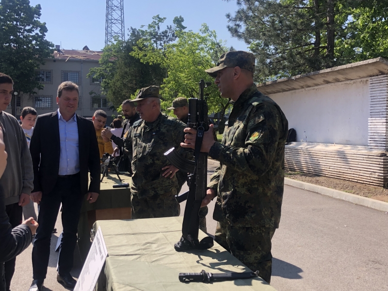 ОБЛАСТНИЯТ УПРАВИТЕЛ ПОСЕТИ  ВРАЧАНСКОТО ВОЕННО ПОДЕЛЕНИЕ  В ДЕНЯ НА ОТВОРЕНИТЕ ВРАТИ 