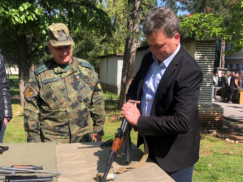 ОБЛАСТНИЯТ УПРАВИТЕЛ ПОСЕТИ  ВРАЧАНСКОТО ВОЕННО ПОДЕЛЕНИЕ  В ДЕНЯ НА ОТВОРЕНИТЕ ВРАТИ 