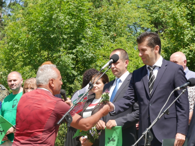 ПРЕМИЕРЪТ КИРИЛ ПЕТКОВ УЧАСТВА В ПОКЛОНЕНИЕ НА ВРЪХ ОКОЛЧИЦА