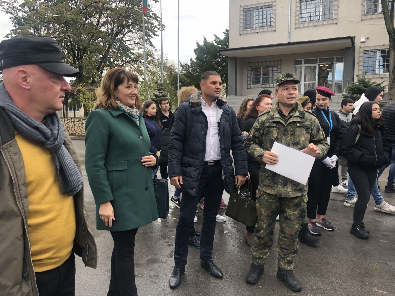 ОБЛАСТНИЯТ УПРАВИТЕЛ ГЕОРГИ МИТОВ ПОСЕТИ  ВРАЧАНСКОТО ВОЕННО ПОДЕЛЕНИЕ  В ДЕНЯ НА ОТВОРЕНИТЕ ВРАТИ 