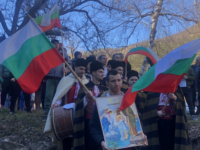 ОБЛАСТНИЯТ УПРАВИТЕЛ ГЕОРГИ МИТОВ ПРИСЪСТВА НА „СПАСЯВАНЕТО“ НА БОГОЯВЛЕНСКИЯ КРЪСТ И ОСВЕЩАВАНЕ НА БОЙНИТЕ ЗНАМЕНА 