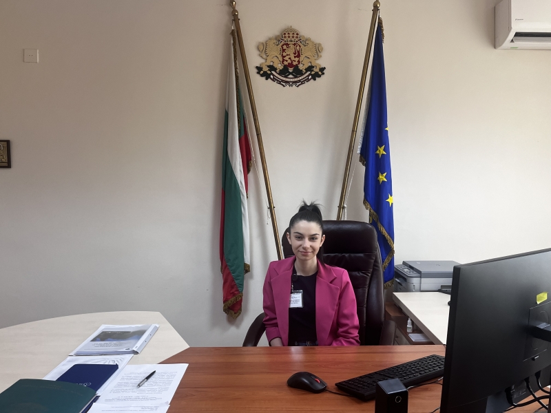 УЧЕНИЧКАТА АЛЕКСАНДРА ДУЦОВСКА ПОЕ УПРАВЛЕНИЕТО НА ОБЛАСТНА АДМИНИСТРАЦИЯ – ВРАЦА ЗА ЕДИН ДЕН