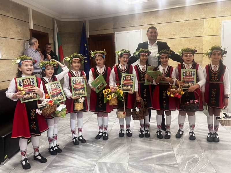 ЛАЗАРКИ НАРИЧАХА ЗА ЗДРАВЕ В ОБЛАСТНА АДМИНИСТРАЦИЯ – ВРАЦА