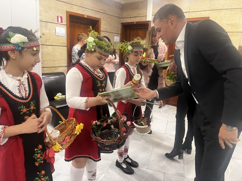 ЛАЗАРКИ НАРИЧАХА ЗА ЗДРАВЕ В ОБЛАСТНА АДМИНИСТРАЦИЯ – ВРАЦА