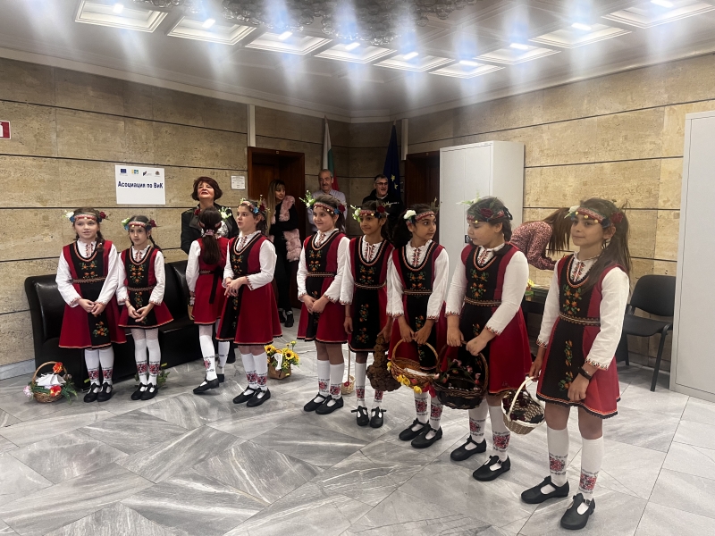 ЛАЗАРКИ НАРИЧАХА ЗА ЗДРАВЕ В ОБЛАСТНА АДМИНИСТРАЦИЯ – ВРАЦА