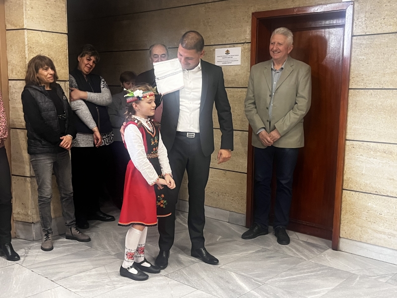 ЛАЗАРКИ НАРИЧАХА ЗА ЗДРАВЕ В ОБЛАСТНА АДМИНИСТРАЦИЯ – ВРАЦА