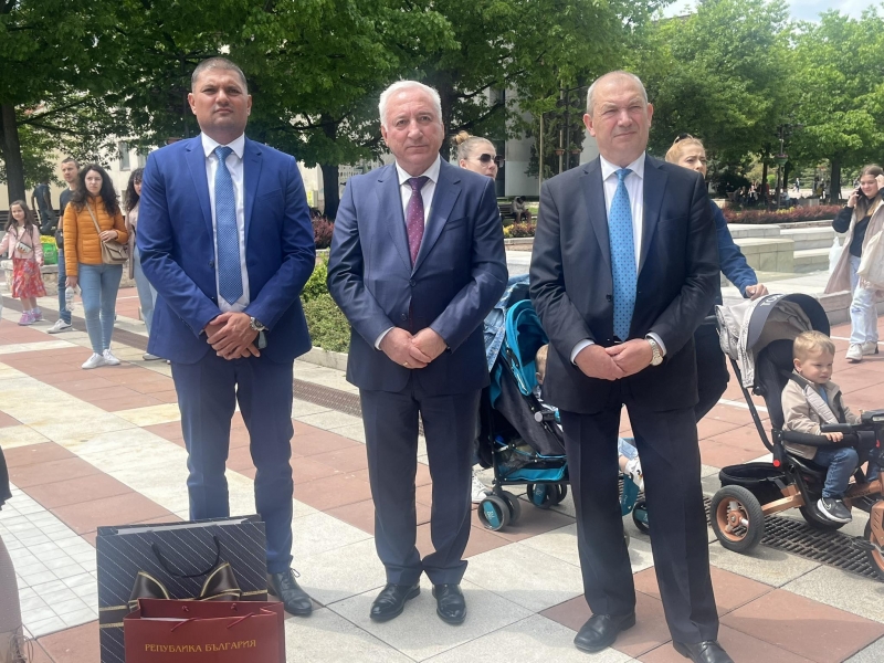 Почетно консулство на Република Сърбия беше официално открито днес в Благоевград. Тържественото откриване пред зала “22 септември” започна с химна на двете страни, в изпълнение на трио „Сопрано“. Събитието уважи и областният 