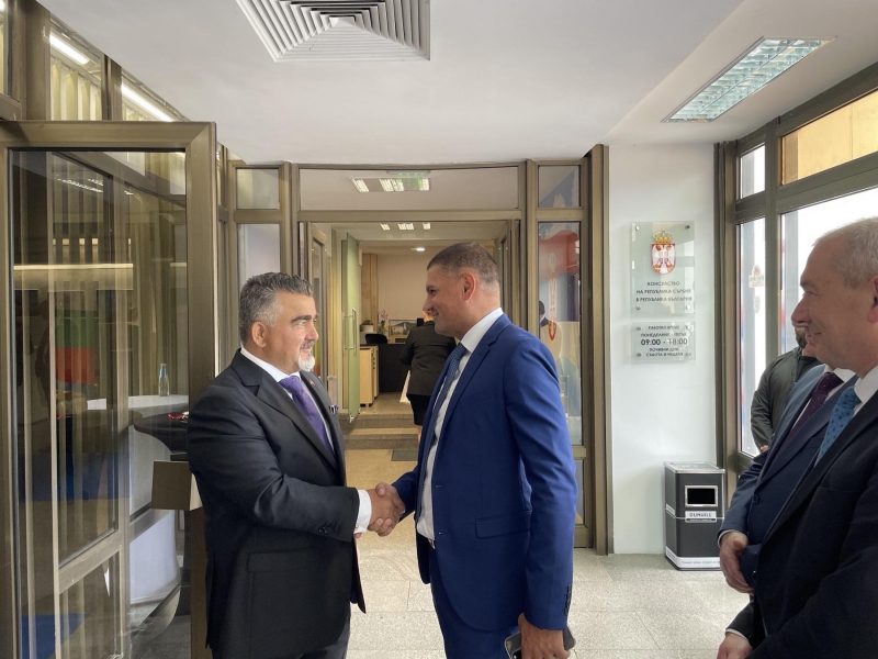 Почетно консулство на Република Сърбия беше официално открито днес в Благоевград. Тържественото откриване пред зала “22 септември” започна с химна на двете страни, в изпълнение на трио „Сопрано“. Събитието уважи и областният 