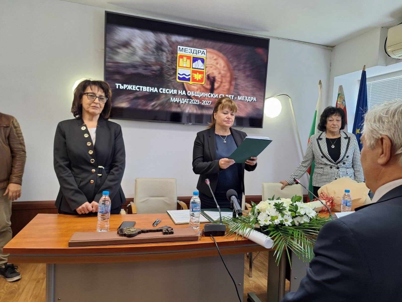 ОБЛАСТНИЯТ УПРАВИТЕЛ ПРОВЕДЕ ТЪРЖЕСТВЕНА ЦЕРЕМОНИЯ ПО ПОЛАГАНЕ НА КЛЕТВА НА НОВОИЗБРАНИТЕ КМЕТОВЕ И ОБЩИНСКИ СЪВЕТНИЦИ НА ОБЩИНА МЕЗДРА