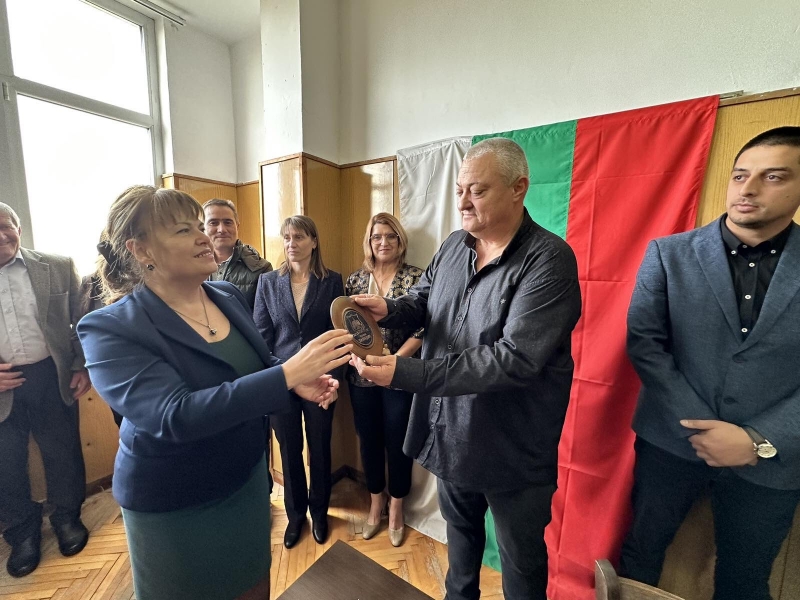 НА 10.11.2023Г. КЛЕТВА ПОЛОЖИХА НОВОИЗБРАНИТЕ ОБЩИНСКИ СЪВЕТНИЦИ В ХАЙРЕДИН, КМЕТЪТ НА ОБЩИНАТА И КМЕТОВЕТЕ НА КМЕТСТВА 