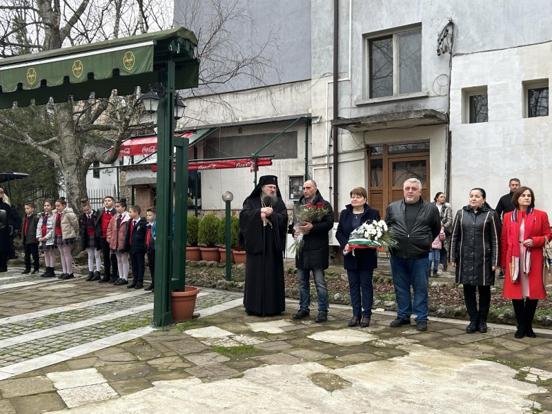 ОБЛАСТНИЯТ УПРАВИТЕЛ НАДЯ ДОНКИНСКА ВЗЕ УЧАСТИЕ В ТЪРЖЕСТВАТА ПО ПОВОД 285 ГОДИНИ ОТ РОЖДЕНИЕТО НА ЕПИСКОП СОФРОНИЙ ВРАЧАНСКИ