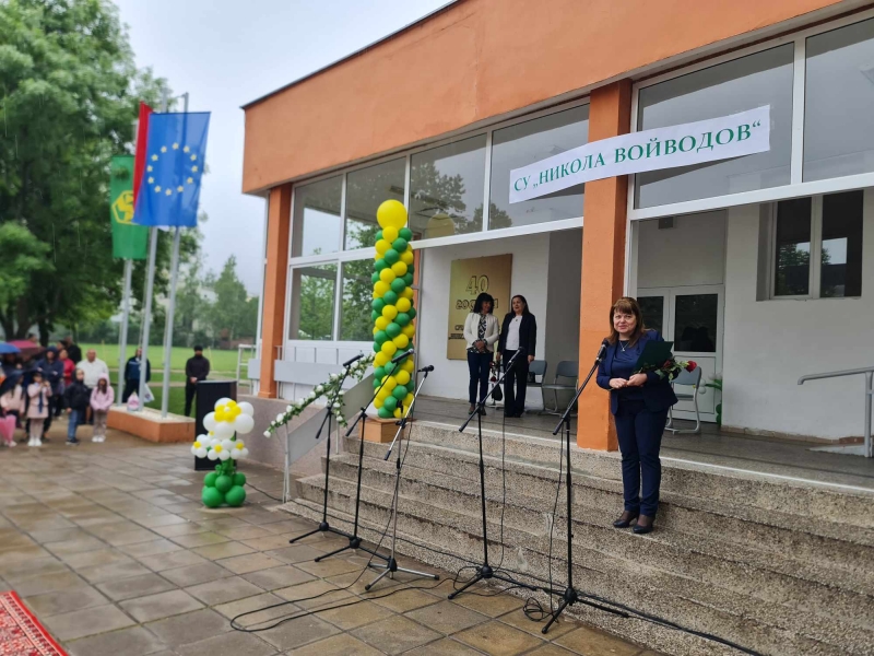 ОБЛАСТНИЯТ УПРАВИТЕЛ БЕШЕ ОФИЦИАЛЕН ГОСТ НА ПАТРОННИЯ ПРАЗНИК НА СРЕДНО УЧИЛИЩЕ „НИКОЛА ВОЙВОДОВ“ В ГРАД ВРАЦА 