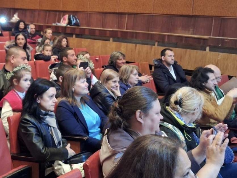 ОБЛАСТНИЯТ УПРАВИТЕЛ НАДЯ ДОНКИНСКА БЕШЕ ГОСТ НА ПРОЛЕТНИЯ БЛАГОТОВОРИТЕЛЕН КОНЦЕРТ ДГ“ДЕТСКИ СВЯТ“ В С. ЗГОРИГРАД