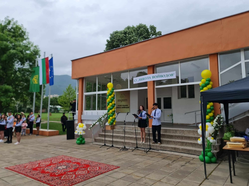 ОБЛАСТНИЯТ УПРАВИТЕЛ БЕШЕ ОФИЦИАЛЕН ГОСТ НА ПАТРОННИЯ ПРАЗНИК НА СРЕДНО УЧИЛИЩЕ „НИКОЛА ВОЙВОДОВ“ В ГРАД ВРАЦА 