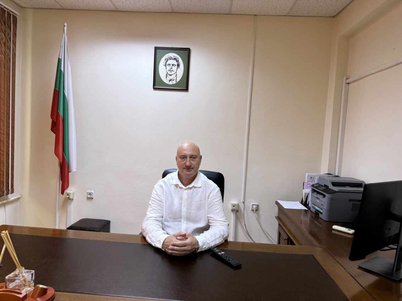ОБЛАСТНИЯТ УПРАВИТЕЛ НА ОБЛАСТ ВРАЦА НАДЯ ДОНКИНСКА ПРЕДСТАВИ НА ЕКИПА НОВИЯ ЗАМЕСТНИК ОБЛАСТЕН УПРАВИТЕЛ ЙОРДАН ДИМИТРОВ