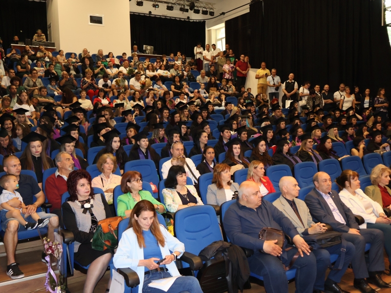 ВРЪЧИХА ДИПЛОМИТЕ НА АБСОЛВЕНТИТЕ ОТ ФИЛИАЛА НА ВЕЛИКОТЪРНОВСКИЯ УНИВЕРСИТЕТ ВЪВ ВРАЦА 