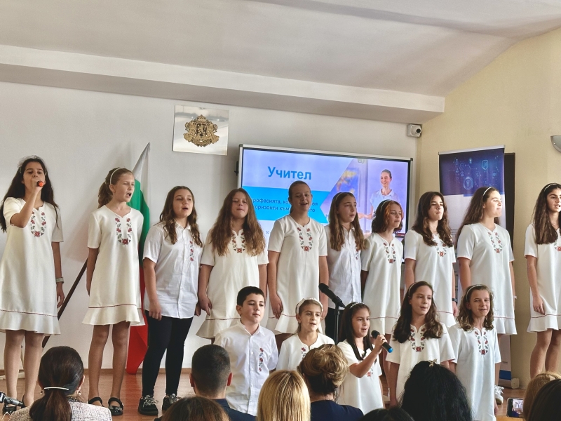 Областният управител Николай Николов приветства преподавателите  от област Враца в организирания от Регионалното управление на образованието Ден на младия учител