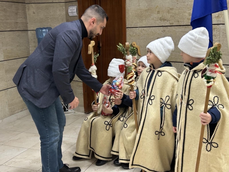 Коледарите на ДГ “Европейчета” поздравиха областния управител