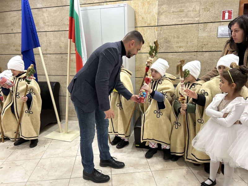 Коледарите на ДГ “Европейчета” поздравиха областния управител