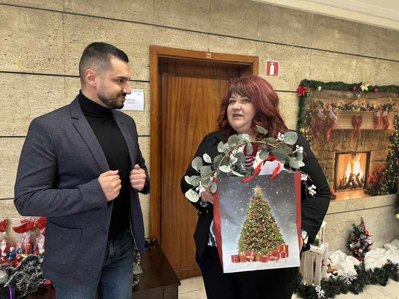 Коледарите на ДГ “Европейчета” поздравиха областния управител