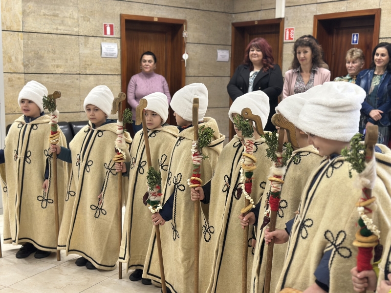 Коледарите на ДГ “Европейчета” поздравиха областния управител