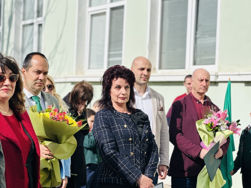 Заместник областният управител Йордан Димитров поздрави ръководството и учениците на НУ “Иванчо Младенов”
