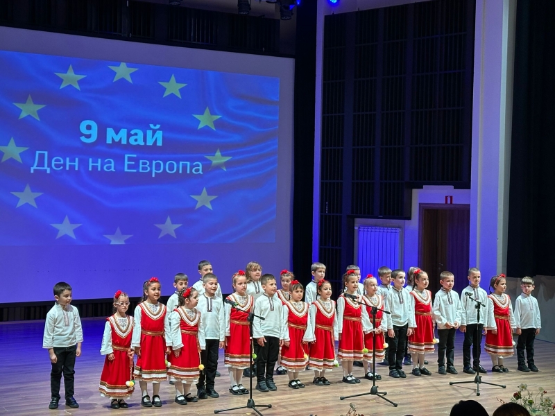 Областният управител приветства директора и децата на ДГ “Европейчета”