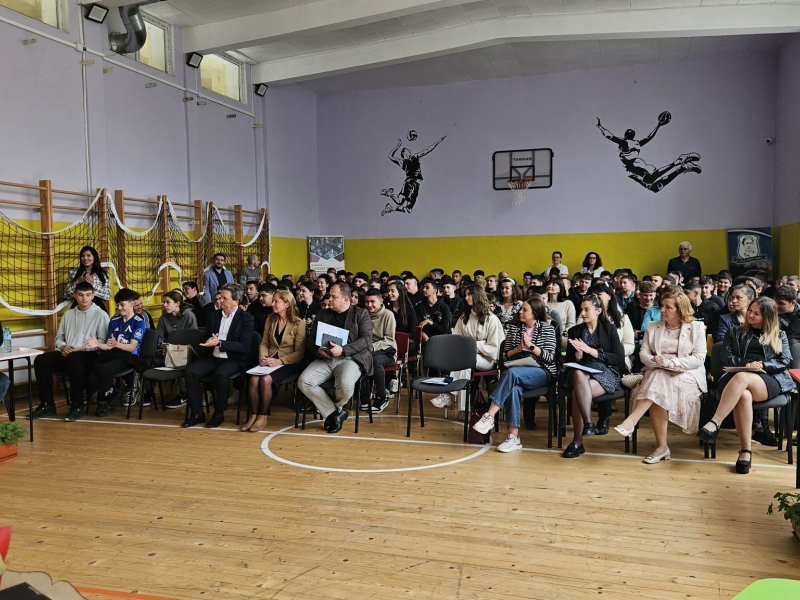 ОБЛАСТНИЯТ УПРАВИТЕЛ СТЕФАН КРАСИМИРОВ ВЗЕ УЧАСТИЕ В ОБРАЗОВАТЕЛЕН ФОРУМ В МЕЗДРА 