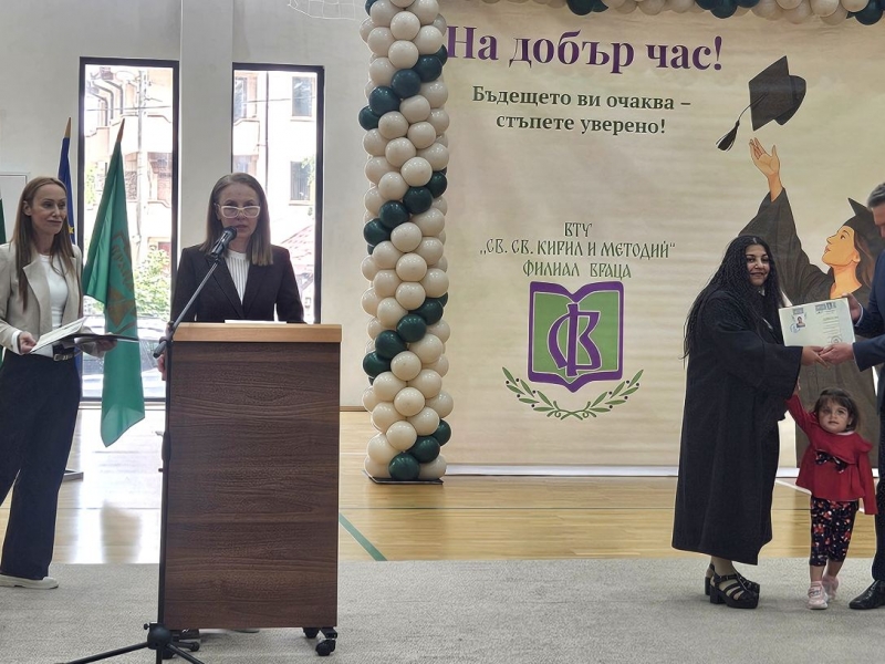 ОБЛАСТНИЯТ УПРАВИТЕЛ СТЕФАН КРАСИМИРОВ ПОЗДРАВИ АБСОЛВЕНТИТЕ НА ФИЛИАЛА НА ВТУ ВЪВ ВРАЦА