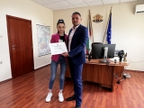 УЧЕНИЧКАТА АЛЕКСАНДРА ДУЦОВСКА ПОЕ УПРАВЛЕНИЕТО НА ОБЛАСТНА АДМИНИСТРАЦИЯ – ВРАЦА ЗА ЕДИН ДЕН